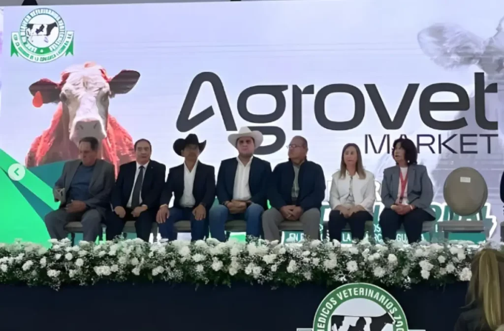 El equipo del laboratorio veterinario de Agrovet en una conferencia.