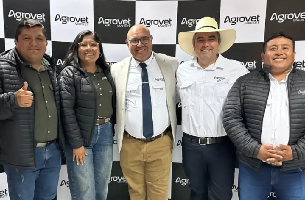 Colaboradores de Agrovet en una feria de veterinaria industrial.