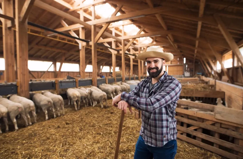 Dueño de granja que se preocupa por el bienestar animal
