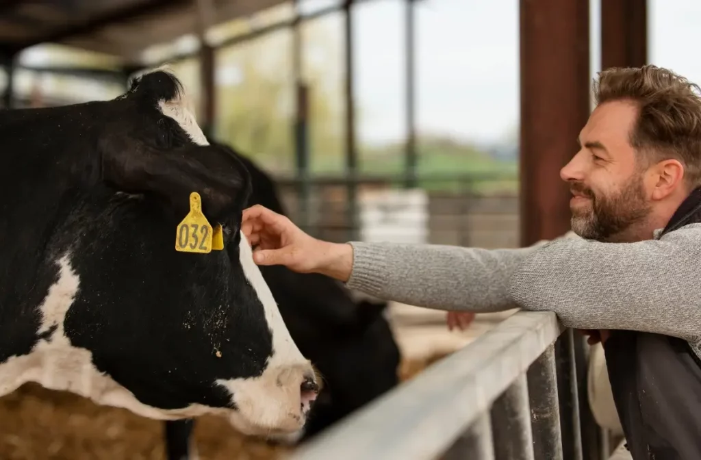 Dueño de granja que lleva un control de la reproducción animal de su ganado.